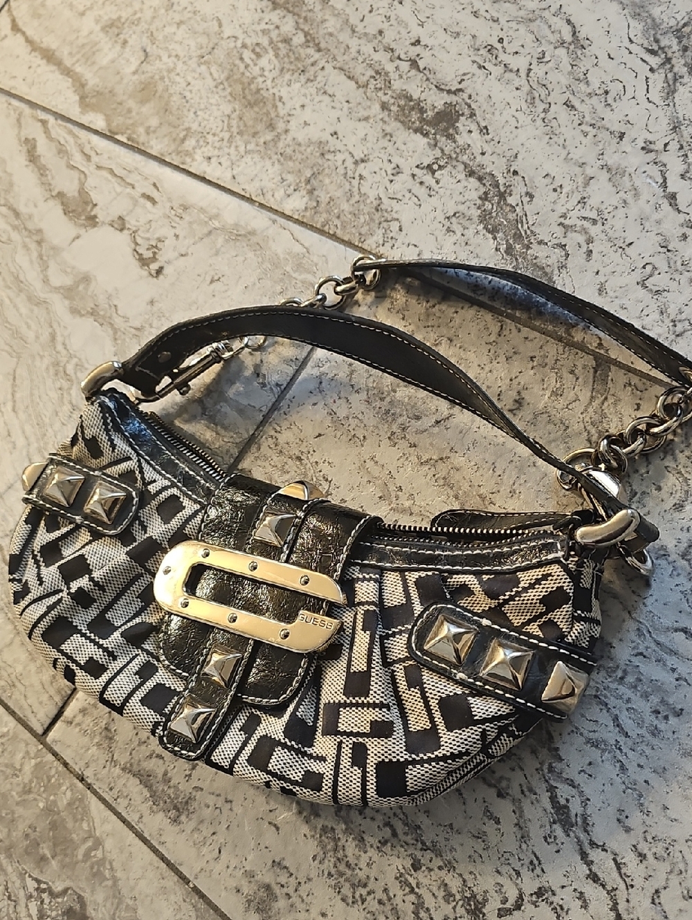 *NWOT* Guess Black & White Logo Buckle Shoulder Bag